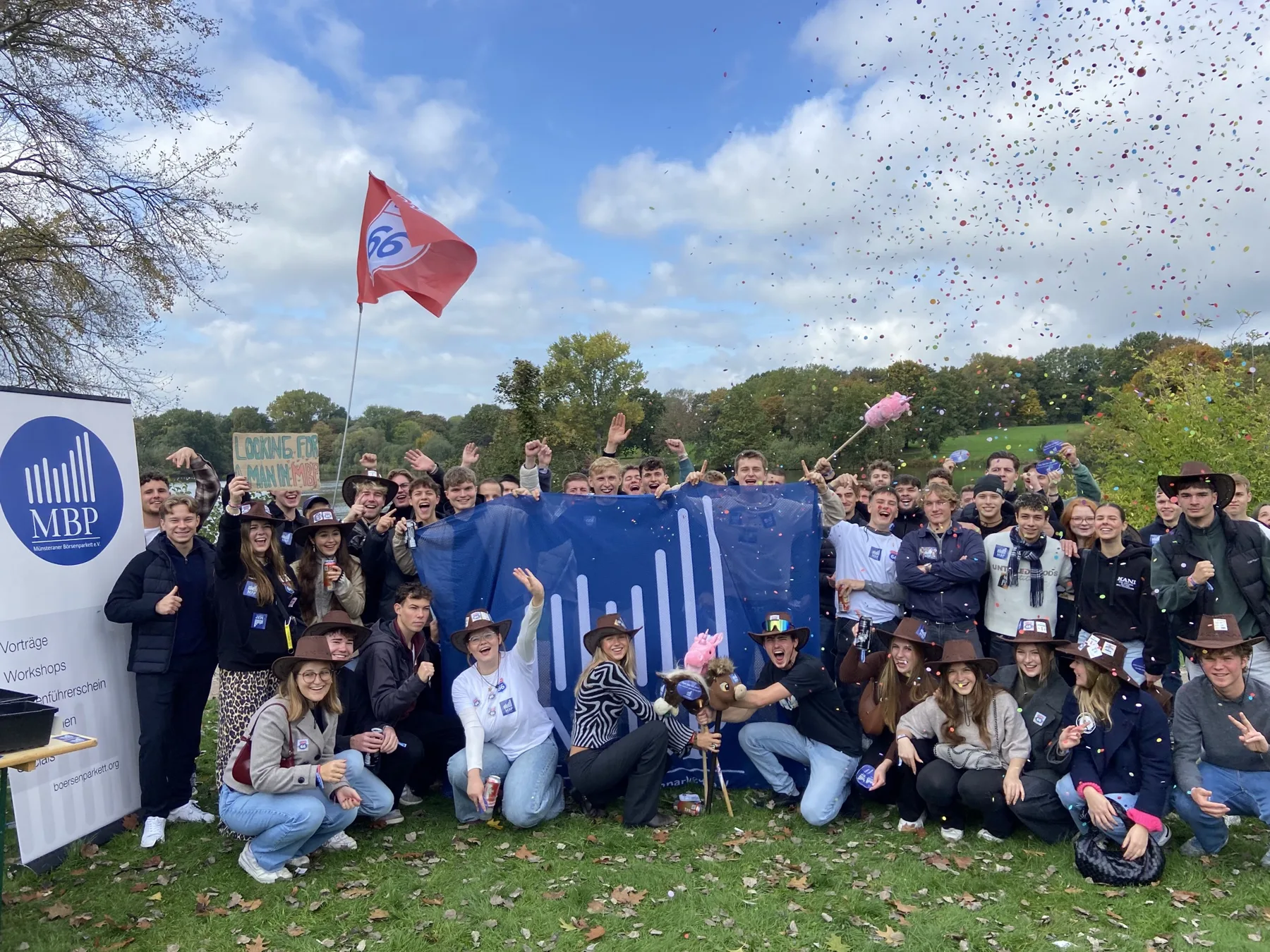 O-Gruppe 66 beim Gruppenfoto auf der Wiese, mit ihrer roten Flagge