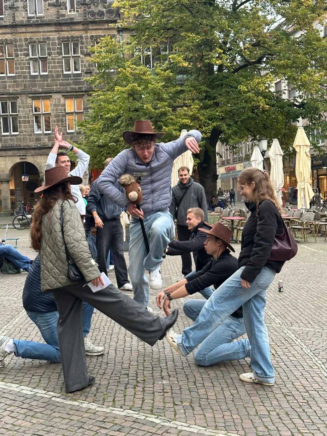 Die Gruppe bei einer gemeinsamen Aufgabe in der Münsteraner Innenstadt